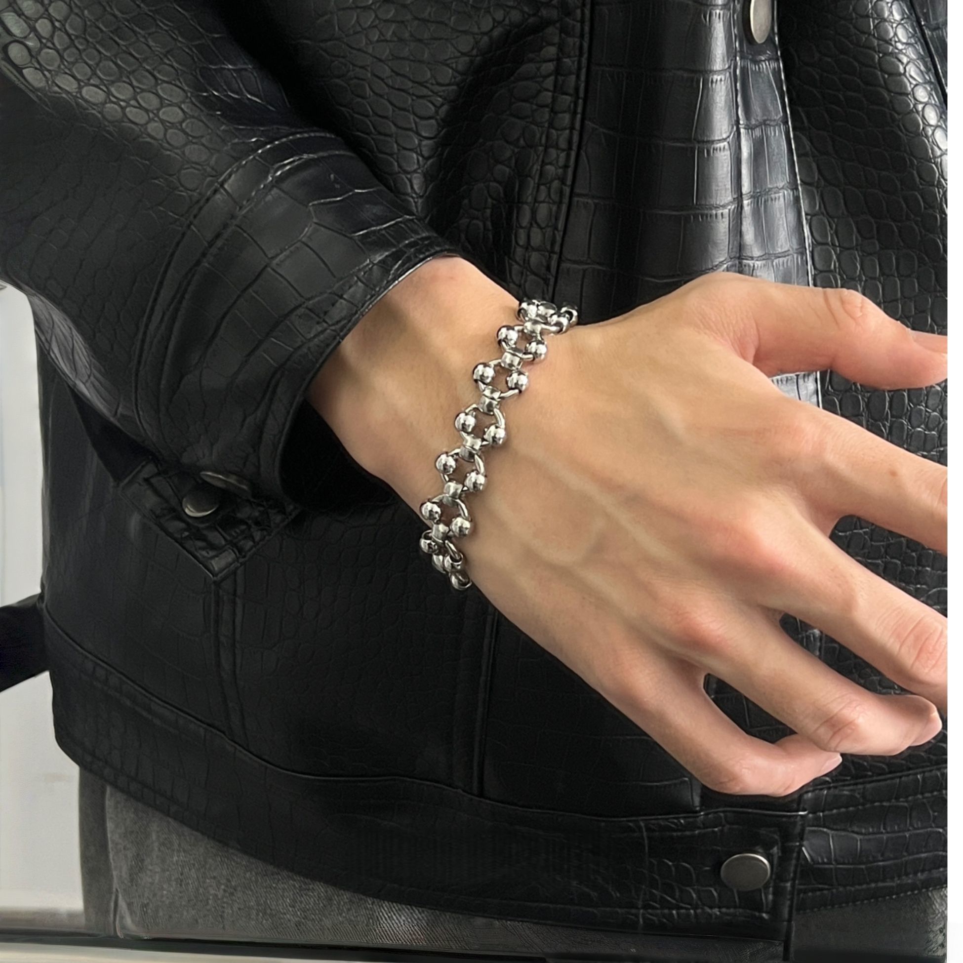 Streetwear Brand Niche - ヘビーパンク中空スチールビーズブレスレット - 色褪せないチタン鋼、ニッチデザイナーヒップホップジュエリー、エッジの効いたストリートウェアブランド