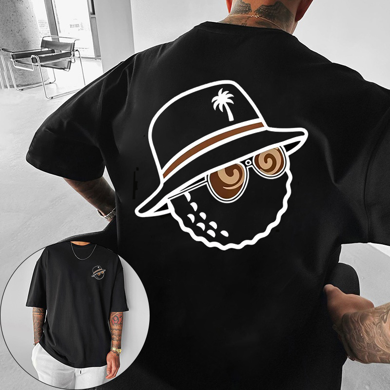 Streetwear Brand Marketing - ユニセックスでトレンディなグラフィックTシャツ。バケットハットとサングラスのプリント入り。夏のストリートウェアに最適な、トレンディブランドのTシャツです。